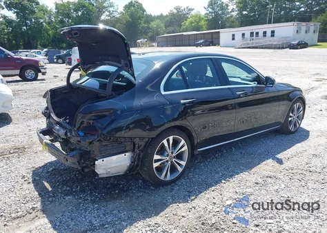 2018 Mercedes-Benz C 300 z USA, uszkodzony, nr VIN 55SWF4JB3JU279848